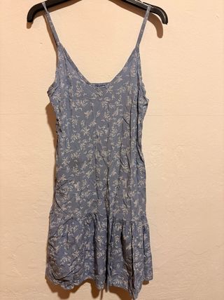 Vestido azul con tirantes y estampado floral