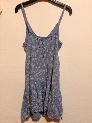 Vestido azul con tirantes y estampado floral