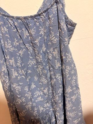 Vestido azul con tirantes y estampado floral