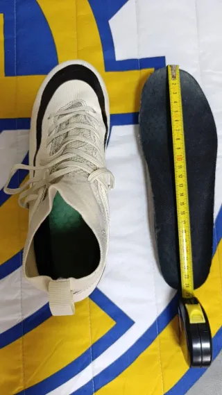Zapatillas de fútbol Nike blancas y negras