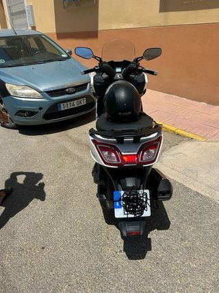 Moto Scooter Blanca y Negra