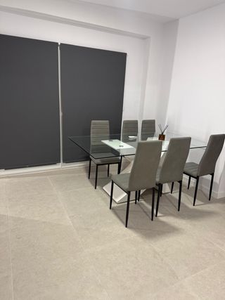 Mesa de comedor de cristal y metal
