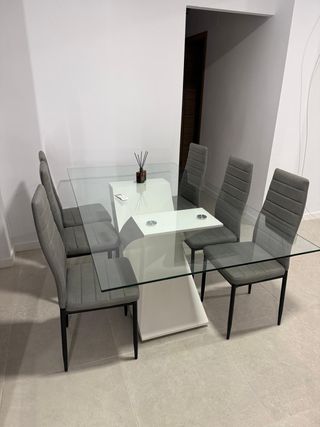 Mesa de comedor de cristal y metal
