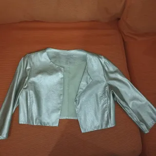 Cazadora polipiel corta color champagne 