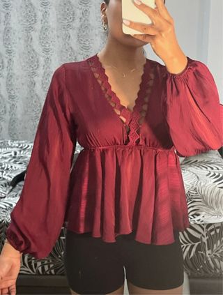 Blusa Peplum Burdeos/Vino con Escote Trenzado