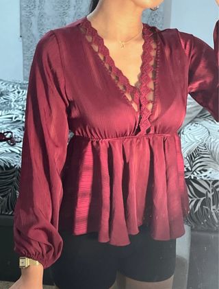 Blusa Peplum Burdeos/Vino con Escote Trenzado