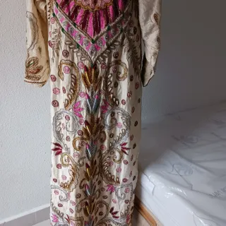 Caftán beige y rosa bordado talla única