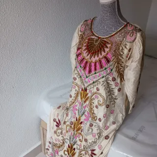Caftán beige y rosa bordado talla única