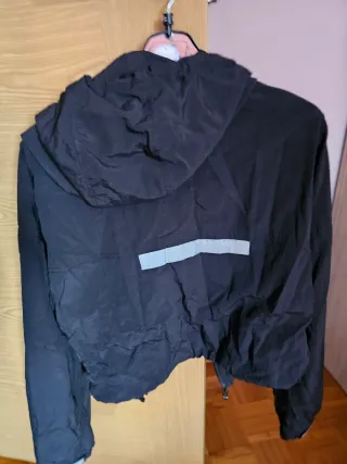 Chaqueta fina negra con capucha