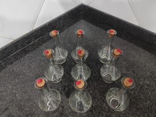 9 botellines de cristal con corcho