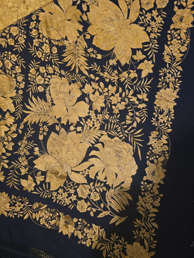 Manton de Manila Seda Bordada tono Oro viejo