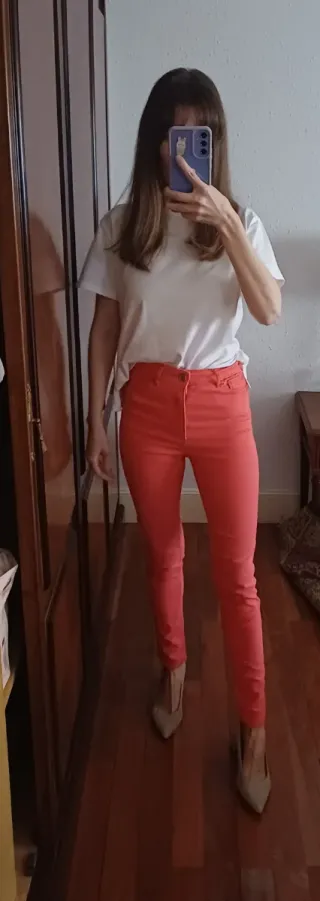 Pantalón vaquero color coral