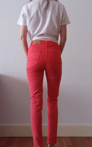 Pantalón vaquero color coral