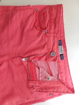Pantalón vaquero color coral