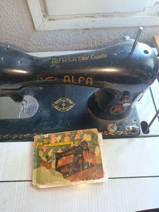 Máquina de coser ALFA antigua