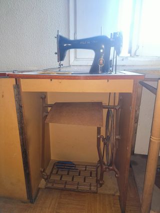 Máquina de coser ALFA antigua