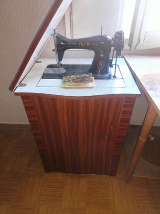 Máquina de coser ALFA antigua
