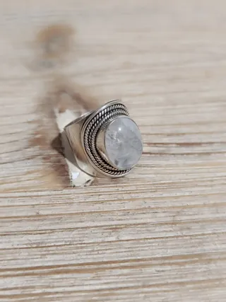 Anillo artesanal de plata y piedra luna