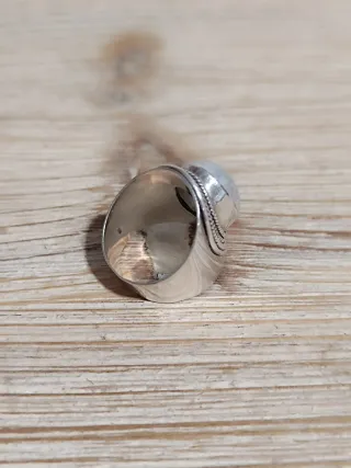 Anillo artesanal de plata y piedra luna