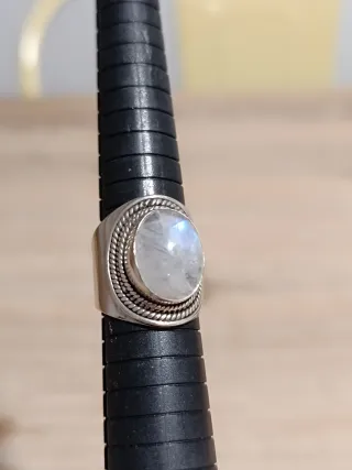 Anillo artesanal de plata y piedra luna