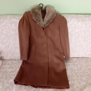 Abrigo mujer camel con cuello pelo