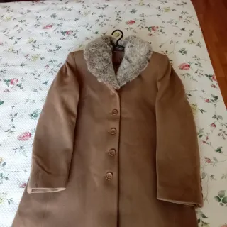 Abrigo mujer camel con cuello pelo