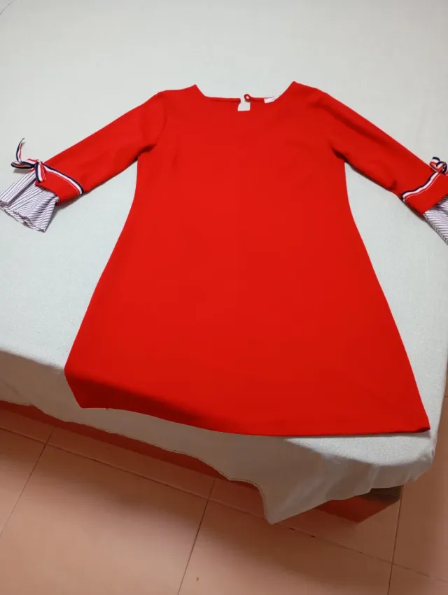 Vestido rojo talla M con mangas acampanadas