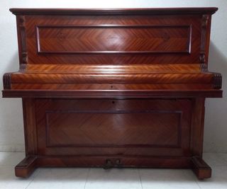 Piano de madera antiguo