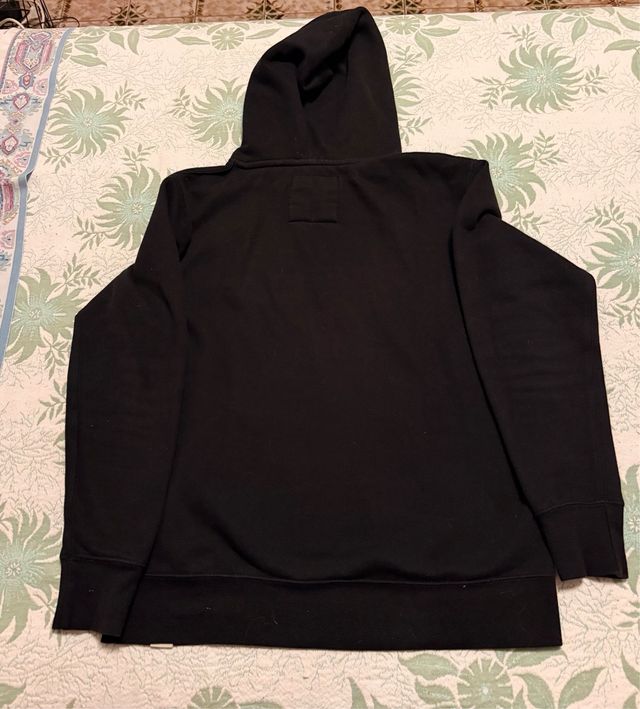 Sudadera con capucha negra