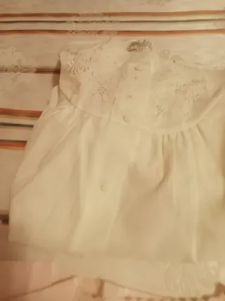 Bata y camisón con bolsillos y botones forrados 

