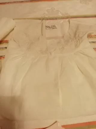 Bata y camisón con bolsillos y botones forrados 
