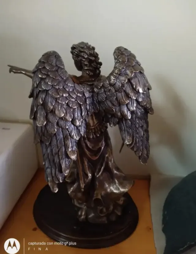 Figura Arcángel Jehudiel.
Design Toscano Uriel.