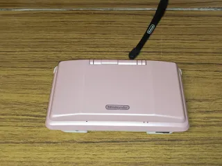 CONSOLA NINTENDO DS ROSA + CARGADOR