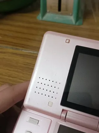 CONSOLA NINTENDO DS ROSA + CARGADOR