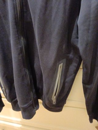 Chaqueta azul con cremallera