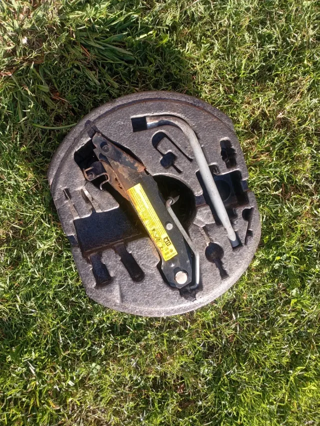 Gato VW golf con llave ruedas