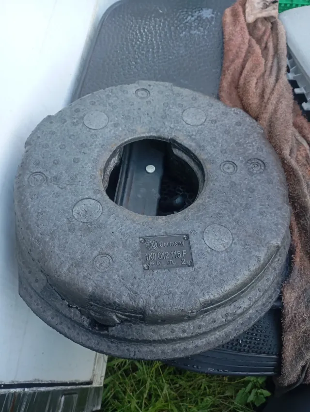 Gato VW golf con llave ruedas