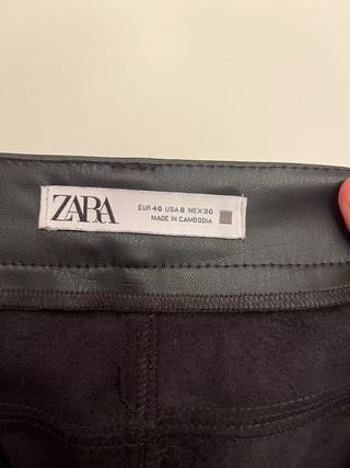 Pantalón negro encerado de campana