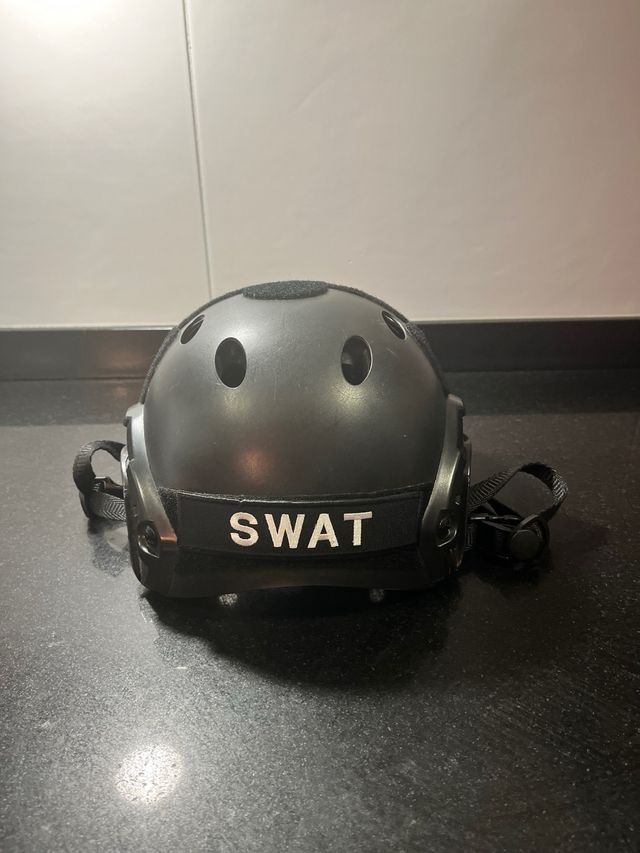 Casco táctico, porta pistolas y guantes