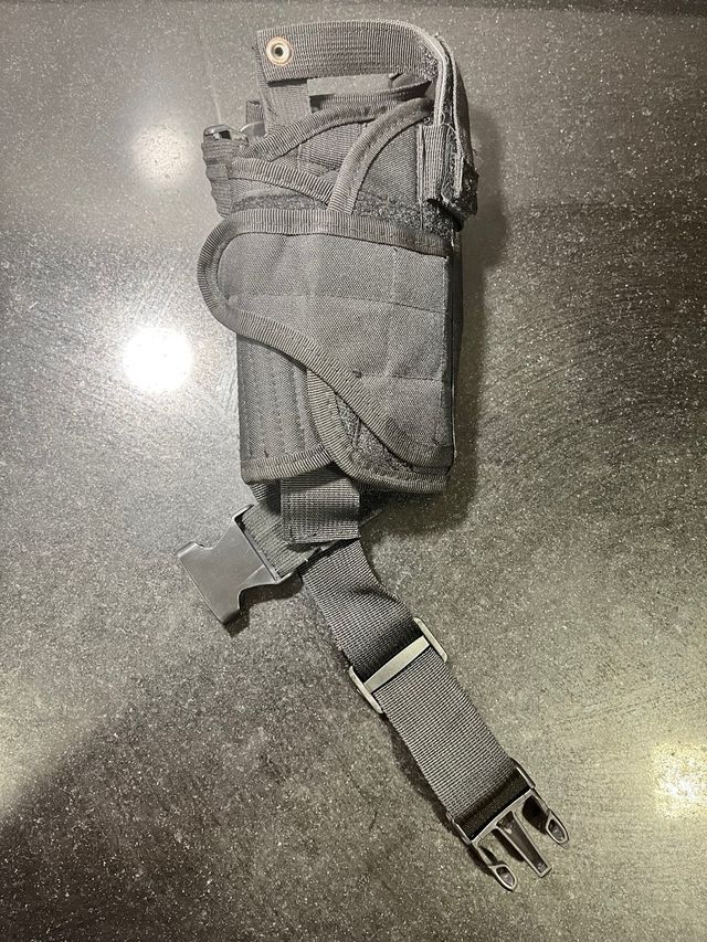 Casco táctico, porta pistolas y guantes