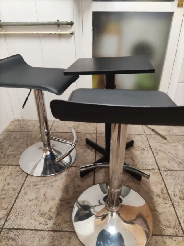 Mesa y 2 Sillas Altas Negras