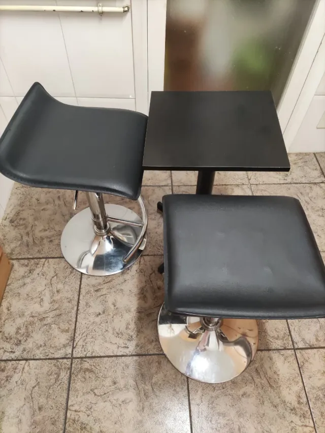 Mesa y 2 Sillas Altas Negras