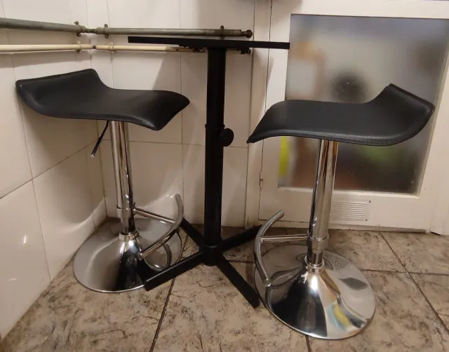 Mesa y 2 Sillas Altas Negras