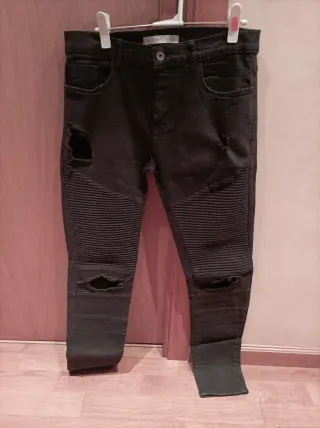 Pantalones negros rasgados y con detalles