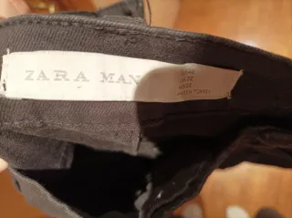 Pantalones negros rasgados y con detalles