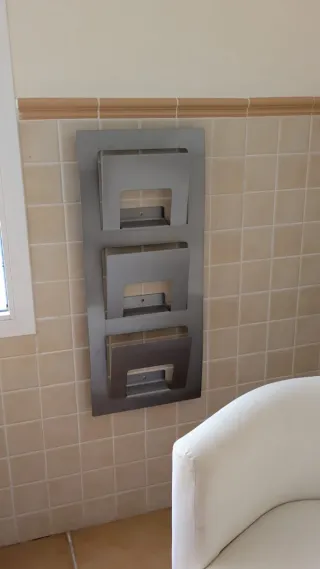 Revistero de pared metálico gris