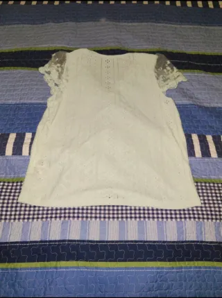 Camiseta verde con encaje