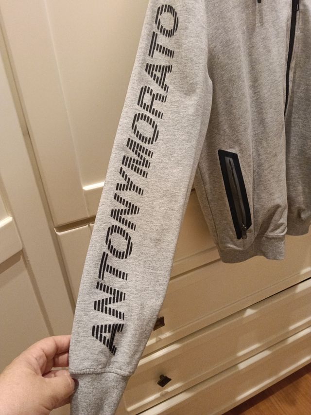 Chaqueta gris con cremallera