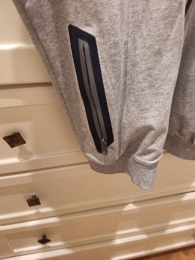 Chaqueta gris con cremallera