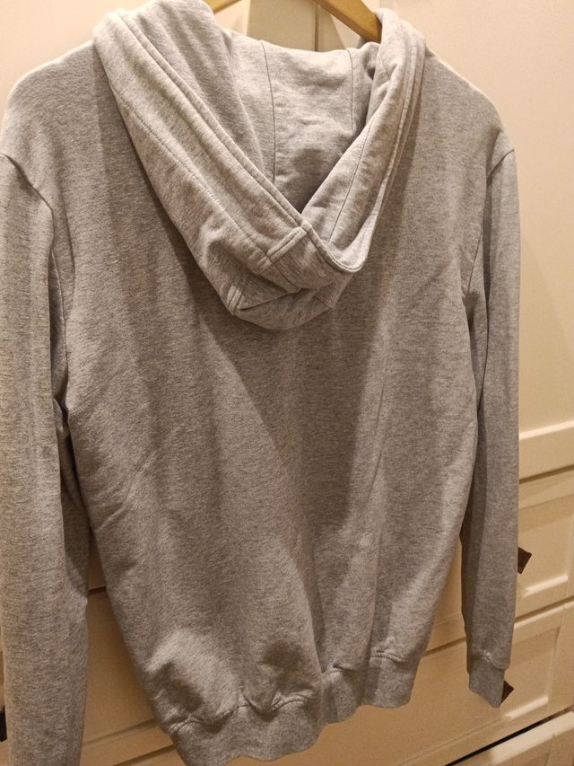 Chaqueta gris con cremallera